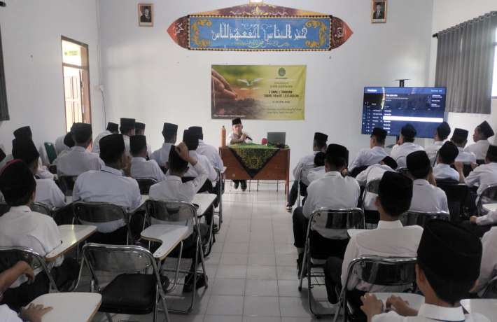 Siswa Kelas IX Mengikuti Materi Kokurikuler Hari Gerakan 2 Anak 1 Tanaman